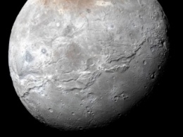 Спутник Плутона едва не раскололся пополам