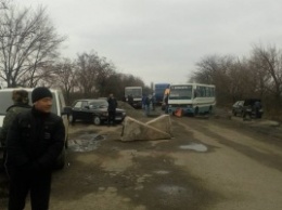 В Новом Буге жители полностью перекрыли трассу "Николаев-Днепропетровск" и отправили переговорщиков в ОГА