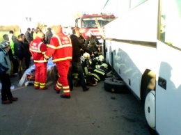 Береговские пожарные совместно с венгерскими коллегами спасли человека из-под автобуса (ФОТО)