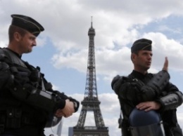 В Париже студенты атакуют здание полиции