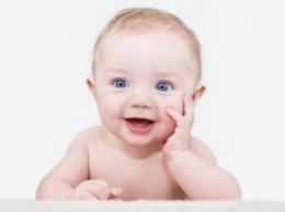 Ученые: младенцы манипулируют родителями с помощью улыбки