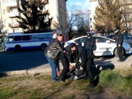 Бить или не бить? В сети появилось ВИДЕО инцидента ужгородских полицейских с нарушителем