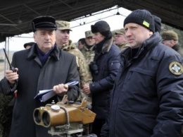 Украина будет наращивать оборонительный потенциал современной техникой и оружием, - Турчинов