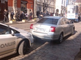 Во Львове оштрафовали водителя Садового, который высадил мэра на трамвайной колее