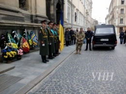 Начались похороны двух погибших бойцов АТО во Львове
