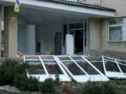 На Прикарпатье взорвали вход в поликлинику