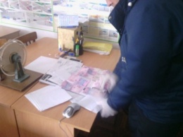 В Николаеве преподавательницу автошколы поймали на взятке за сдачу экзаменов на права