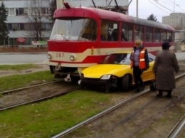 Авто врезалось в трамвай в Запорожье