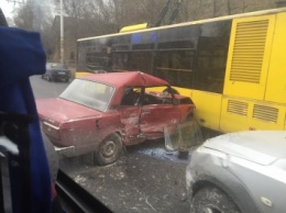 В Запорожье из-за аварии троллейбуса и нескольких машин образовалась огромная пробка (ФОТО)