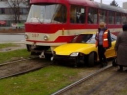 В Запорожье автомобиль протаранил трамвай