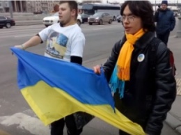 Полицейские в Москве заковали в наручники инвалидов с флагом Украины