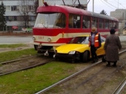 В Запорожье водитель желтой иномарки сбежал, врезавшись в трамвай (ФОТОфакт)