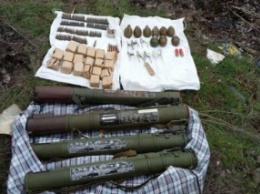 В Мариуполе местная жительница нашла крупный схрон оружия