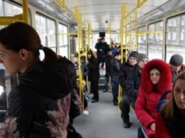 Мариупольцы с удовольствием катаются в супероснащенном трамвае(Фотофакт)