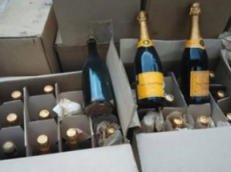 Одесские полицейские уничтожили шампанское на 10 миллионов гривен (ФОТО)