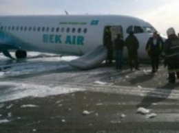 Самолет сел без шасси в Астане (ФОТО)