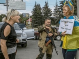 Ирина Довгань, привязанная к столбу боевиками в Донецке, стала "Народным героем" Ураины
