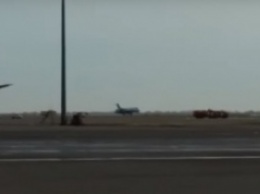Опубликовано видео посадки авиалайнера без переднего шасси в Астане