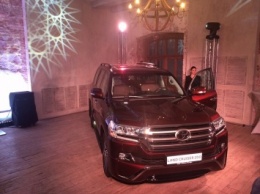 В Россию приехал новый Toyota Land Cruiser 200 Executive