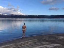 Джастин Бибер показал себя полностью голым у озера