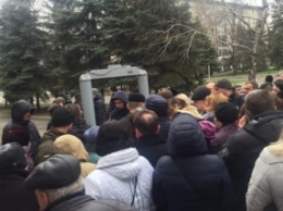 Краматорск в ожидании Порошенко: БТРы в центре города и площадь, заполненная людьми