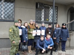 В Красноармейске (Покровске) правоохранители совместно с «Лигой будущих полицейских» устроили рейд против вредных привычек