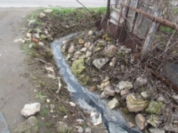 В Мариуполе на Слободке канализация течет по проезжей части (ФОТО)