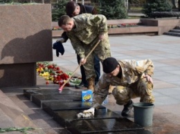 Пока политики выясняли, кто виноват - воины АТО помыли испачканный мазутом мемориал десантников