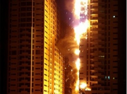 В ОАЭ загорелись два жилых небоскреба