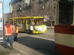 В Мариуполе столкнулись трамвай и маршрутка, есть пострадавшие