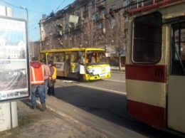 ДТП в Мариуполе: маршрутка врезалась в троллейбус (ФОТО)