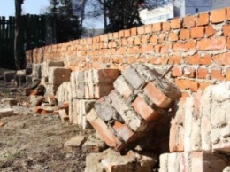 В Житомире "Рафинад" занялся демонтажем фундамента летней площадки