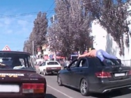 Отчаянные тусовщики: в Керчи пьяный прокатился по городу на крыше авто