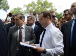 Ответ Медведева пенсионерам в Крыму "Денег нет - вам хорошего настроения" бьет все рекорды