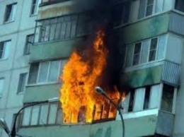 В Кременчуге кто-то покурил на балконе пятиэтажки и поджег его