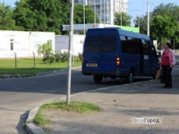 В Николаеве маршрутки объезжают перерытую дорого по тротуару