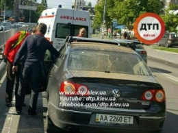 ДТП в Киеве: На Чоколовском бульваре взлетел канализационный люк, есть пострадавшие