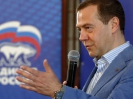 Медведев и крымская пенсионерка: Есть повод поскакать!