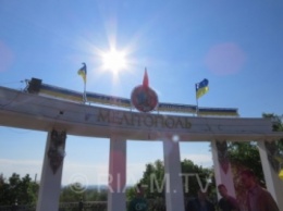 Нардеп обвинил мэра в сепаратизме за копию флага «Победы» на центральной площади