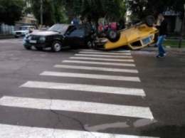 В результате ДТП в Александрии автомобиль перевернулся на крышу. ФОТО