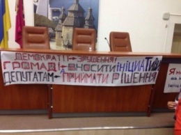 Активисты в Запорожье требовали от депутатов принимать вынесенные гражданами решения
