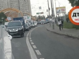 Не фотошоп: водители освободили автобусные полосу в Киеве (ФОТО)
