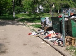 В Николаеве из-за бездеятельности коммунальщиков детская площадка превратилась в свалку