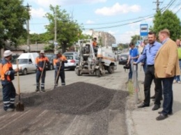 Администрация города Симферополя выявила нарушение технологии укладки асфальта на пересечении улиц Караимская и Крылова (ФОТО)