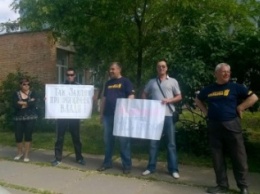Активисты ВО «Свобода» сегодня пикетировали городской суд Бердянска
