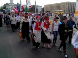 В Днепродзержинске проходит карнавальное шествие (ФОТОРЕПОРТАЖ)
