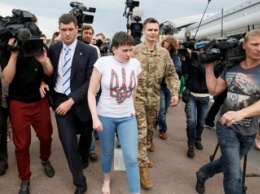 Надежда Савченко ступила на родную землю босиком