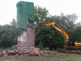 Активисты в Киеве с помощью экскаватора пытаются снести памятник чекистам