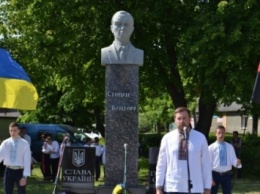 Еще один памятник С.Бандере установили в Ровенской области