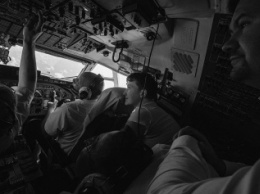 Опубликовано фото Савченко, сделанное на борту самолета президента